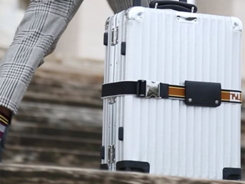علامتاFendi  و Rimowaتطلقان حقائب سفر جديدة من الألمونيوم